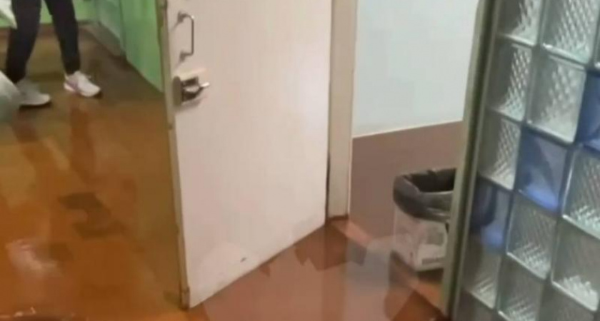 В воронежском вузе прорвало трубу: затопило раздевалки