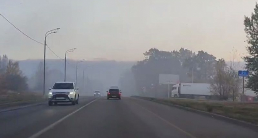 На полигоне в Семилуках тлеет мусор: пожарная техника не может добраться до очага возгорания