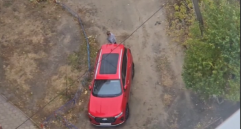 Воронежец пытался вскрыть припаркованные автомобили среди белого дня