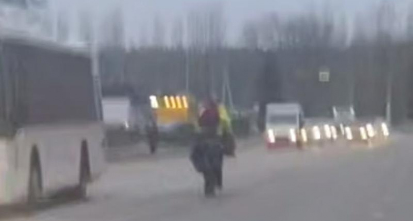 Велосипедист прокатился между полосами движения в Воронеже