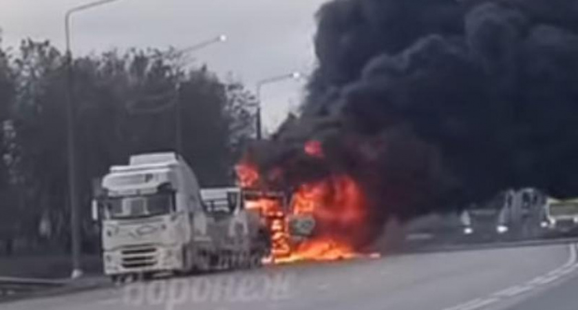Горящая фура парализовала движение на трассе под Воронежем