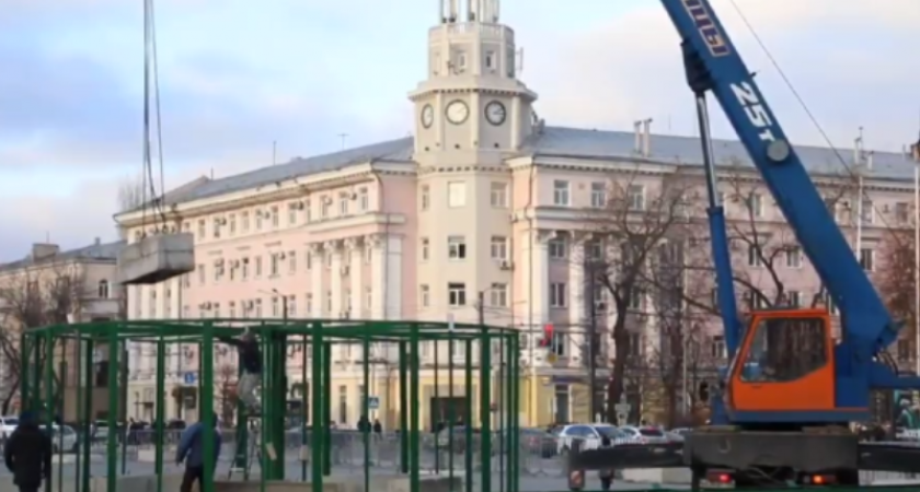 В Воронеже начали устанавливать новогоднюю ёлку на площади Ленина