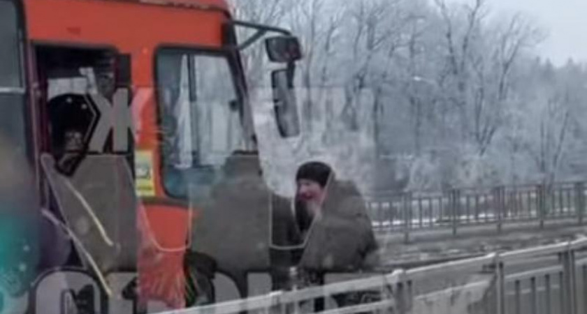 Неадекватная женщина устроила дебош в Воронеже: напала на школьницу и кидалась под машины