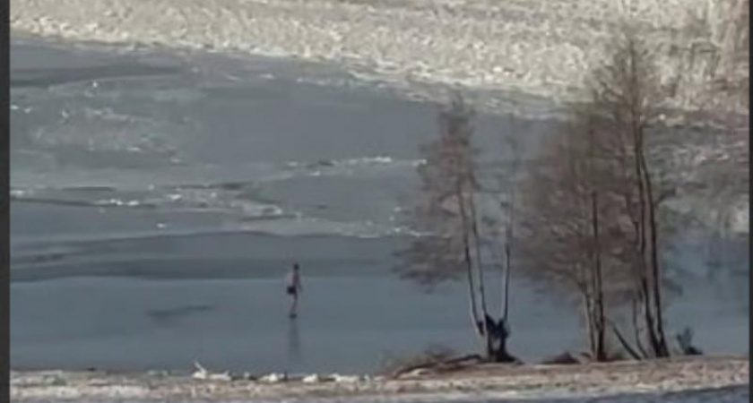 Полуголый воронежец прогулялся по льду водоема в декабре