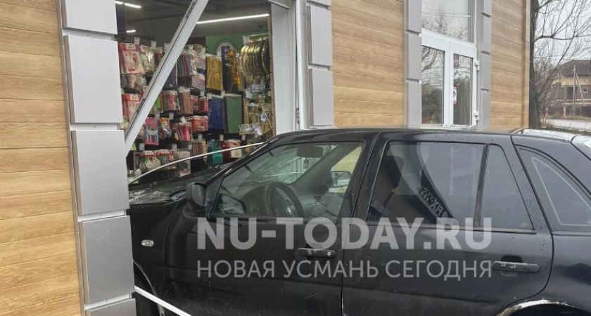 Автомобилистка протаранила магазин Fix Price из-за потери сознания