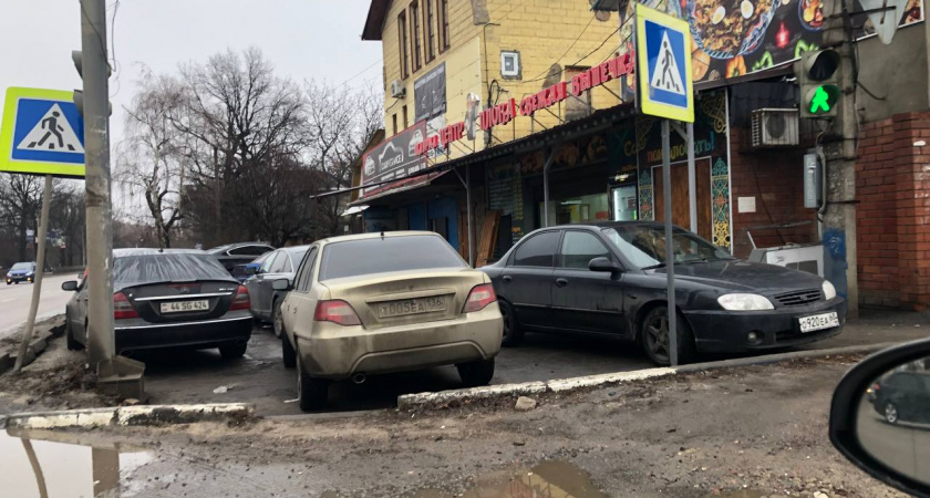 Автомобили заблокировали пешеходный переход в Учебном переулке