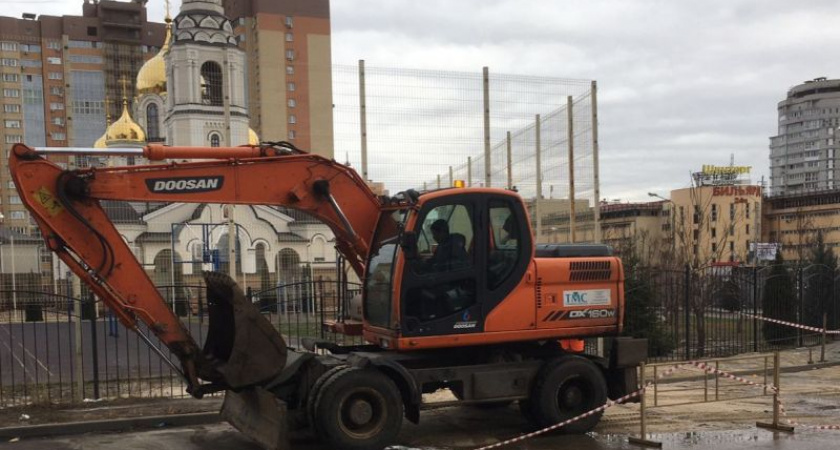 Коммунальщики устраняют крупный порыв трубы в "Московском квартале" Воронежа