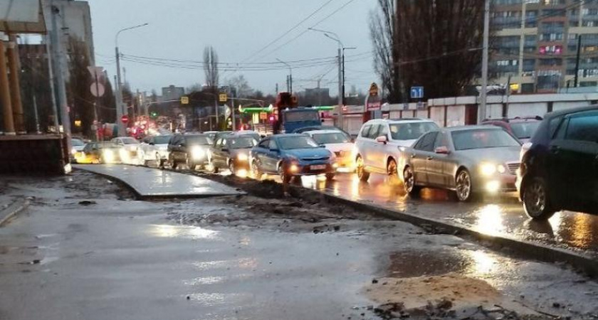 Воронежцы встретили первый рабочий день года в пробках на Хользунова