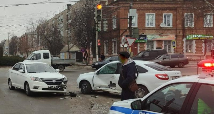 Пьяный водитель Lifan устроил ДТП с пострадавшей на улице Ленина