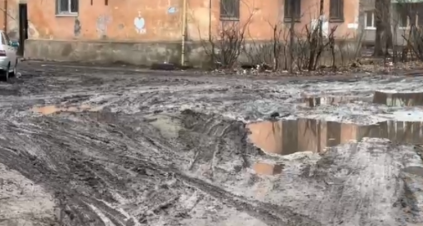Жители аварийного дома в Воронеже живут рядом с затопленным электрокабелем