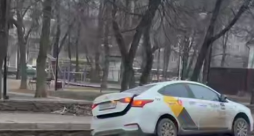 Такси провалилось в дорожную траншею на закрытой для движения улице Свободы