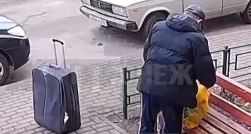 Воронежец оставляет загадочные пакеты на лавочках в микрорайоне Тенистый