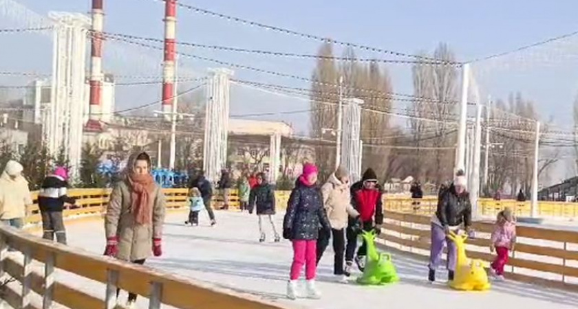 Воронежцы массово покатались на бесплатном катке в морозное воскресенье