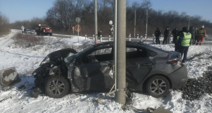 На переезде в Воронежской области поезд протаранил легковушку: погибли два человека