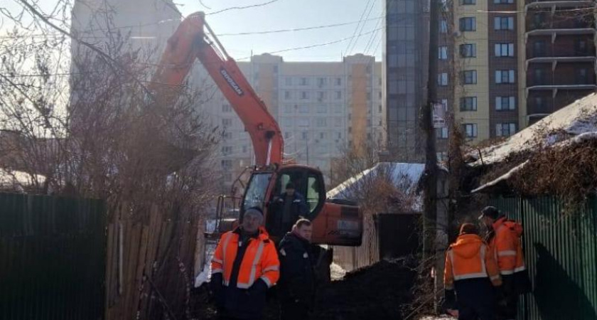 В Планерном переулке коммунальщики не могли устранить потоп из-за электроопоры