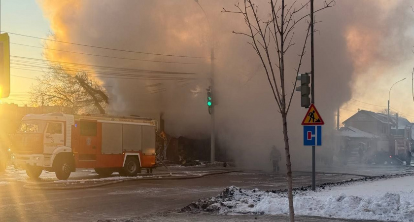 В Воронеже сгорела квартира, надворная постройка, машина и мотоцикл