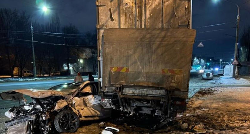 В Воронеже легковушка врезалась в припаркованный грузовик: двое пострадавших