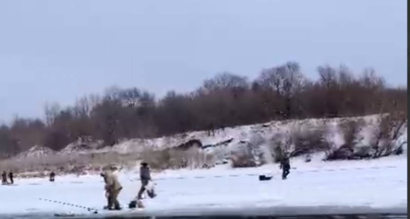 Рыбаки в Семилуках едва не провалились под лед из-за внезапной трещины на Дону