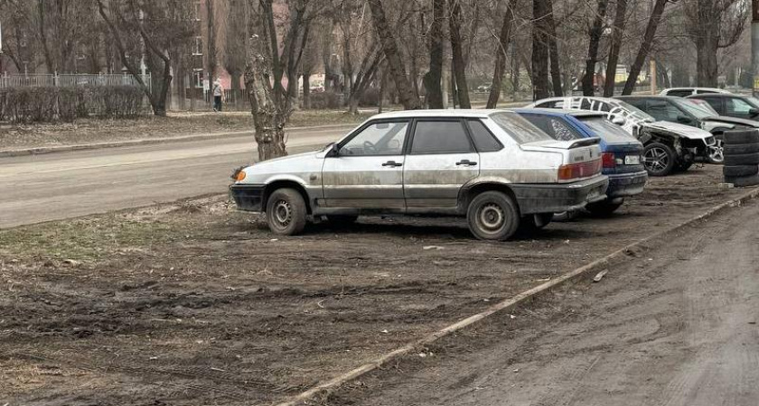 Воронежцы возмутились стихийной парковкой на газоне у дома на Хользунова