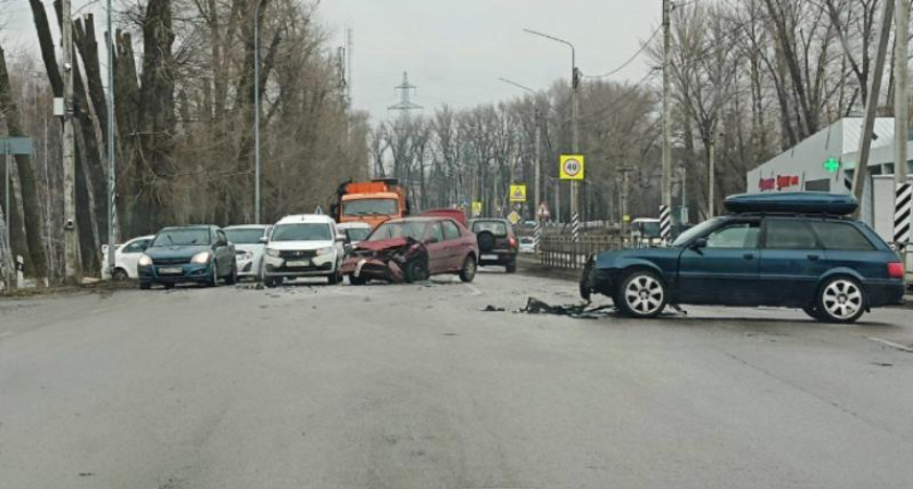 Женщина на Renault спровоцировала массовое ДТП под Воронежем