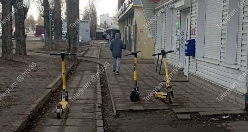 В Воронеже с потеплением горожане начали бросать самокаты на тротуарах