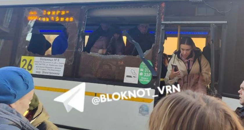 Фура зацепила автобус в Воронеже: разбиты окна, водитель скрылся