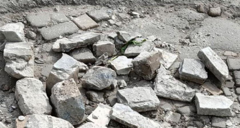 Жители Дубравы жалуются на кратеры на дороге после "шикарного" ремонта