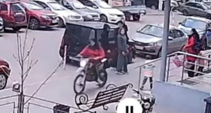 Мотоциклист промчался по тротуару и чуть не сбил ребенка в Воронеже