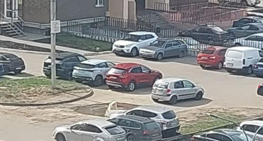 В Шилово неделю не устраняют коммунальный прорыв на дороге