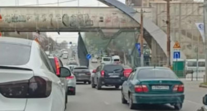 Пробка на Московском проспекте из-за ремонта надземного перехода