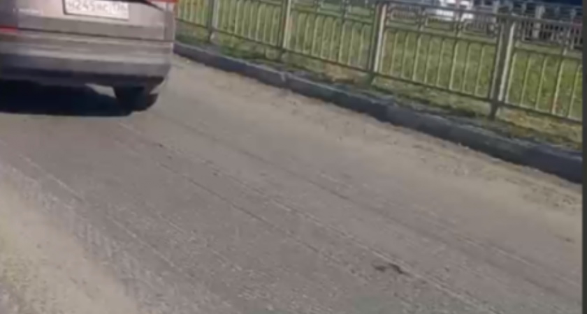 Жители улицы Ворошилова жалуются на летящие камни из-под колес из-за незавершенного ремонта дороги