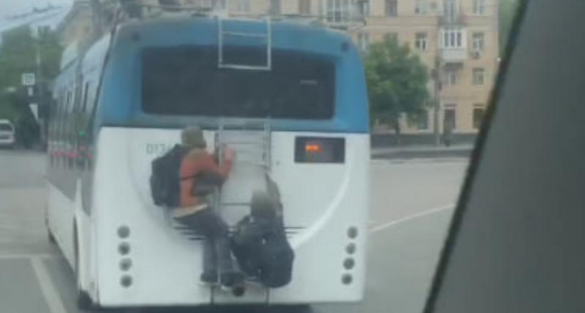В Воронеже снова заметили подростков, катающихся на задней части троллейбуса