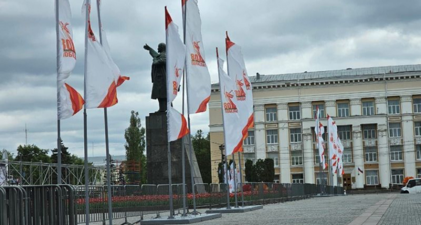 Оперный певец Сергей Москальков раскритиковал отсутствие красных флагов Победы в Воронеже