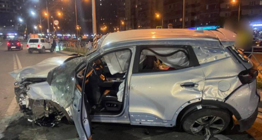 В Воронеже перевернулся автомобиль Chery Tiggo: двое пострадавших