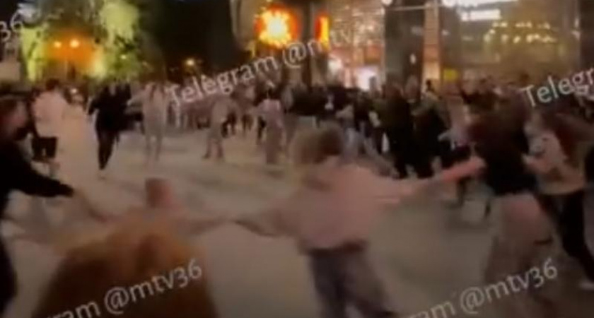 Воронежцы устроили массовый хоровод в центре города