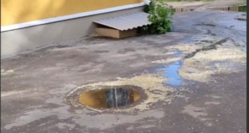 Жители Володарского жалуются на пятилетнюю проблему с канализацией возле детского сада