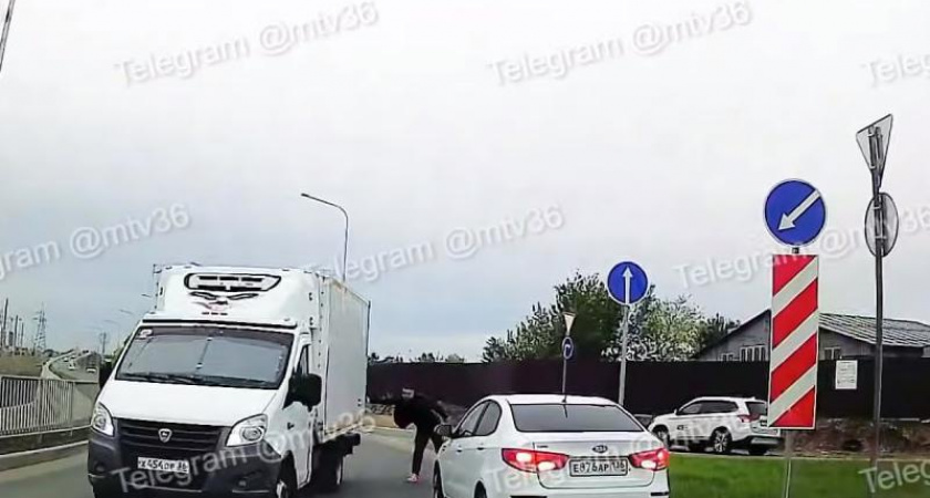 Водитель Газели устроил дорожный конфликт в Отрадном и сбежал при виде оппонента
