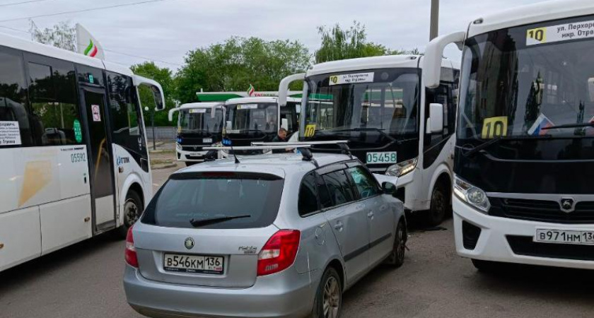 Автомобилистка врезалась в автобусы на остановке и скрылась с места ДТП