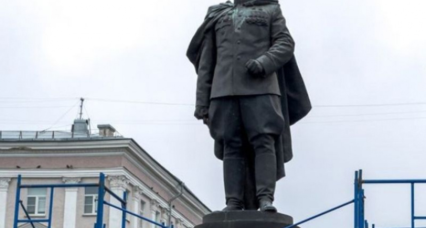 Памятник генералу Черняховскому в Воронеже: 32 года после спасения из Литвы