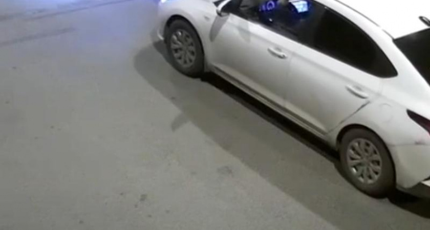 Воронежец руками поднял шлагбаум, чтобы пропустить друга во двор