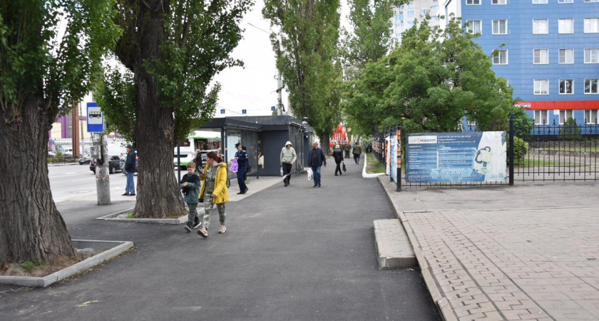 В Воронеже отремонтировали опасный тротуар на остановке "Димитрова" после жалоб жителей
