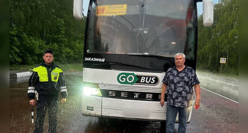 Полицейские помогли заглохшему автобусу с 50 пассажирами на трассе в Воронежской области