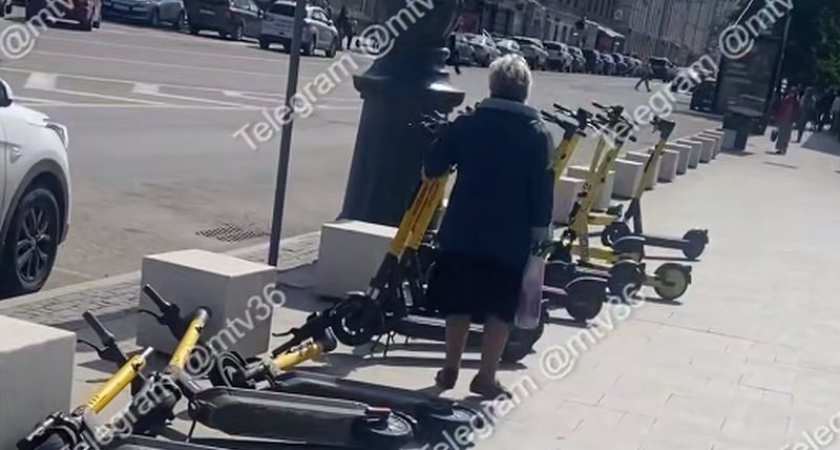 Пенсионерка в Воронеже опрокидывала припаркованные самокаты