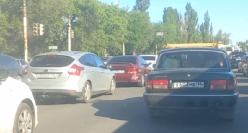 Неработающий светофор стал причиной пробки на левом берегу Воронежа