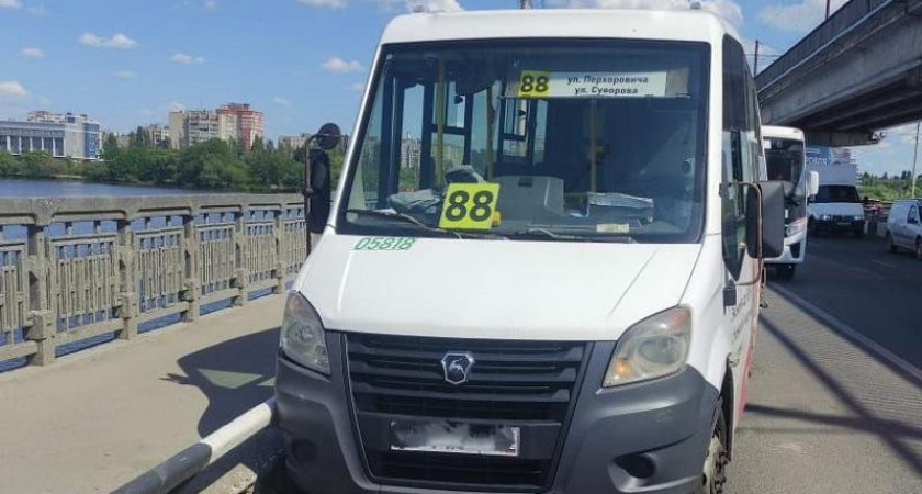 Водитель маршрутки погиб на Северном мосту в Воронеже, попав под собственный автобус