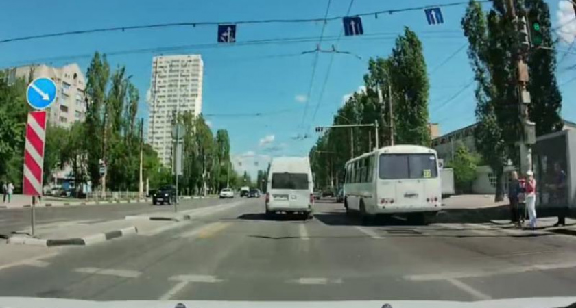Водитель ПАЗика проехал на красный свет перед пешеходами в Воронеже