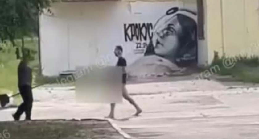 Полуобнаженный мужчина прогулялся возле школы в Воронеже