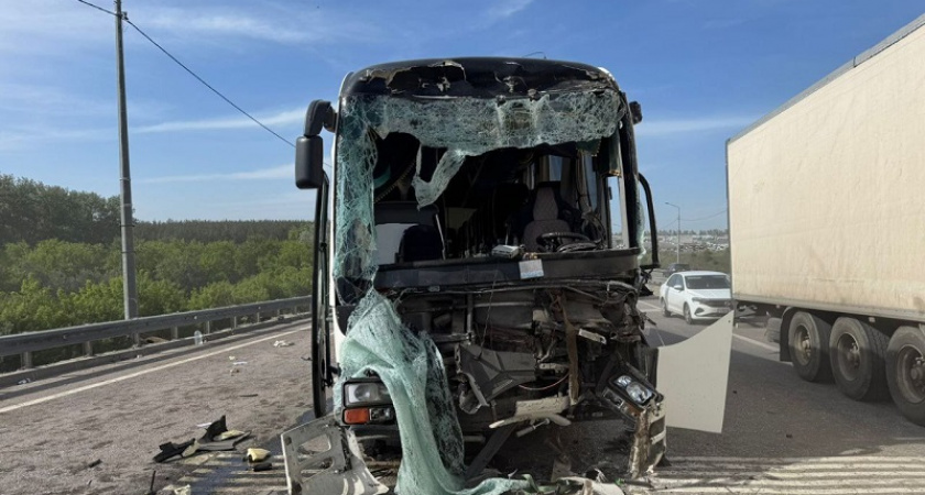 Автобус с 40 пассажирами попал в массовое ДТП под Воронежем: 13 пострадавших