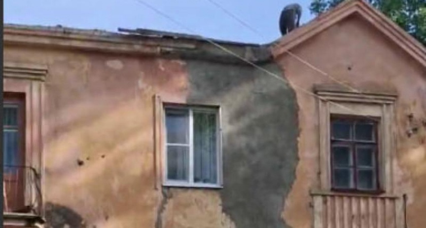 Ремонт крыши дома на проспекте Труда угрожает безопасности прохожих