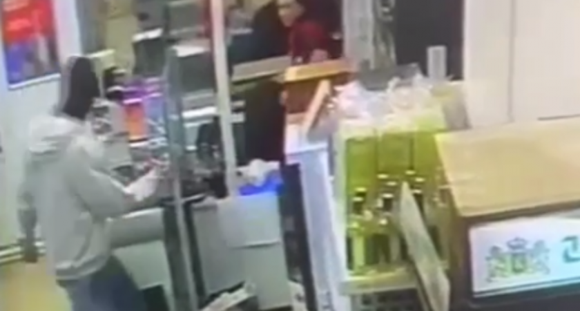 В Воронеже задержали грабителей, напавших на магазин с ножами